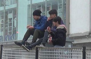 Ellerinde çekirdek bina yıkımını film izler gibi...
