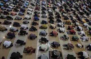 Endonezya’da Cuma namazlarına korona tedbiri
