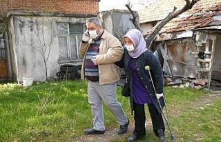 Engelli muhtar, görme engelli eşiyle birlikte sokağa...