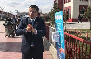 Erciş’te sensörlü el dezenfektan noktaları oluşturuldu