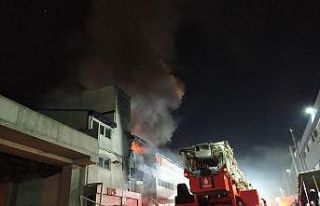 Esenyurt’ta kimyasal boya ve plastik ürünler fabrikasında...
