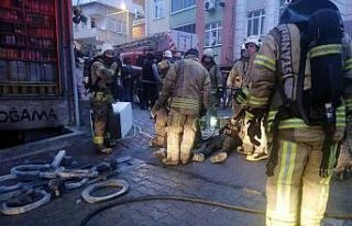 Esenyurt’ta yangın paniği: 2 işçi yerde böyle...