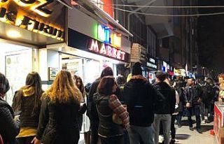 Eskişehir’de öğrenciler metrelerce bilet kuyruğu...