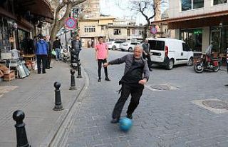 Esnaf müşteri olmayınca futbol oynadı