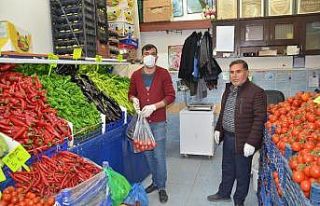 Esnaflar da 65 yaş üstü vatandaşa yardımcı oluyor