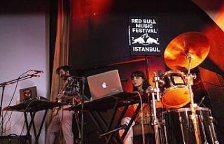 Evde Çal konserlerinin bugünkü konuğu Akın Sevgör...