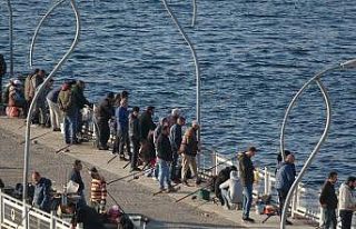 ‘Evde kal’ çağrısına aldırış etmeden balık...