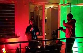 Evde kalan vatandaşlara balkonundan DJ’lik yaparak...