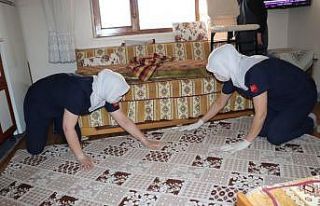 Evde kalan yaşlıları ziyaret edip, evlerini temizliyorlar