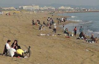 "Evde kal"mayıp deniz kenarına akın ettiler