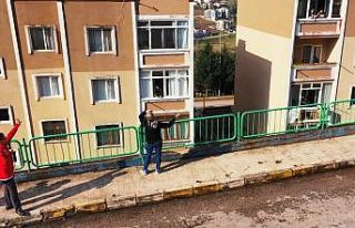 Evde sıkılan kadınlara pencereden egzersiz yaptırdılar