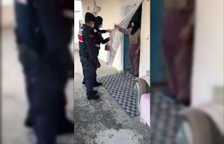 Evde tek yaşayan kadının ilaçlarını jandarma...