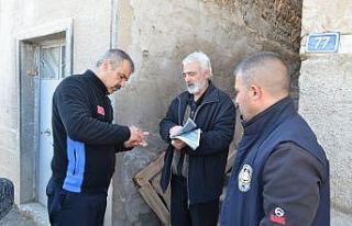 Evden çıkamayan emeklinin maaşını zabıta ekipleri...