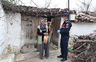 Evden çıkamayan vatandaşlara jandarmadan destek