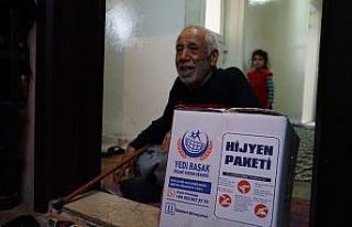 Evden çıkamayanlara gıda ve hijyen paketi Yedi...