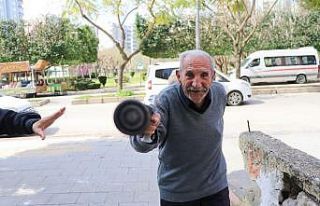 Eve gitmemek için bastonuyla direndi