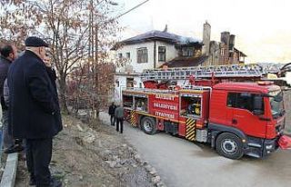 Evin çatısında çıkan yangın paniğe neden oldu