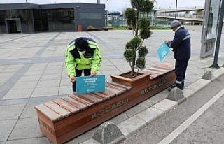 “Evinde kal” mesajı şehrin bir çok yerine asıldı