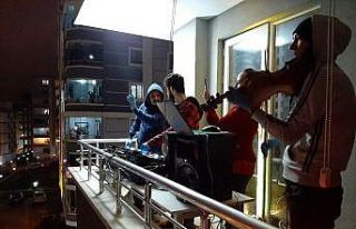 "Evinde kalan" vatandaşlara balkondan moral...