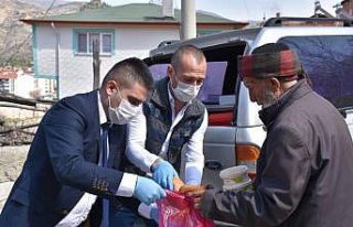 Evinden çıkamayan yaşlılara sıcak yemek