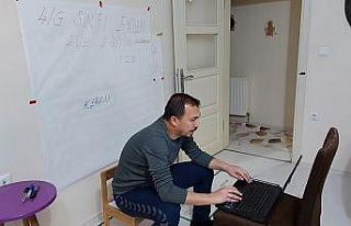 Evini sınıfa dönüştürdü, canlı yayınla ders...