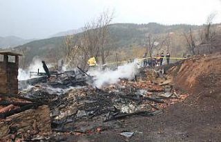 Evinin önünde yaktığı anız, canına mal oldu