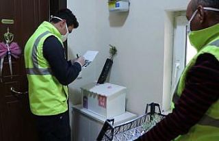 Evlerin kapısına ‘evde kalın’ notlu fidan bırakıldı