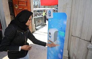 Eyüpsultan Camii girişlerine dezenfektan cihazı...