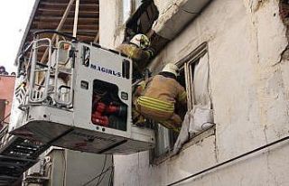 Fatih’te evin tavanı çöktü, 1 kişi kurtarıldı