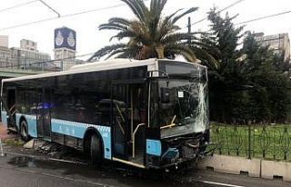 Fatih’te kontrolden çıkan otobüs tramvay yoluna...