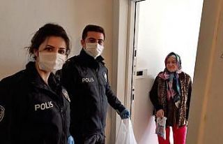 Fatma teyze, Vefa Sosyal Destek Grubu’na dakikalarca...