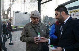 Fırsatçılara inat bedava dezenfektan jel dağıttılar