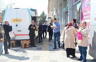 Fırsatçılara inat bedava makarna dağıttılar
