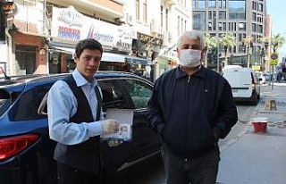 Fırsatçılara inat bedava maske dağıtıyor