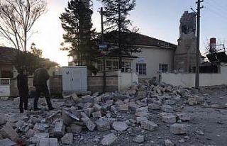 Fırtına minareleri devirdi, çatıları uçurdu
