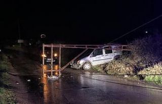 Fırtınanın devirdiği direk aracın üzerine düştü,...