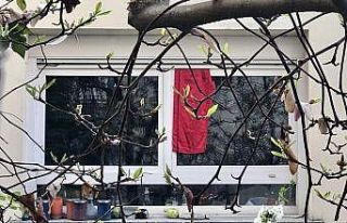 Fransa’da koronaya karşı kırmızı bez dayanışması