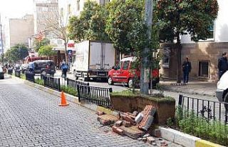 Freni boşalan kamyon refüje çıktı