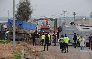 Freni boşalan tır, polis noktasına daldı: 2 Yaralı