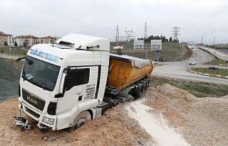 Freni patlayan tır yoldan çıktı: 1 yaralı