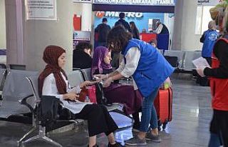 Gençler otogarda el dezenfektan uygulaması yaptı