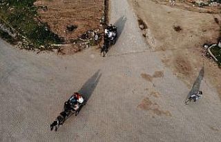 Göçmenlerin at arabasıyla alışveriş yolculuğu