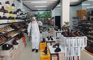 Gölbaşı ilçesinde esnaflar iş yerlerini dezenfekte...