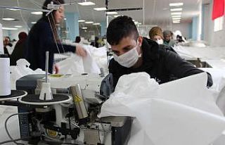 Gömlek dikerken, tuluma döndüler siparişe yetişemiyorlar