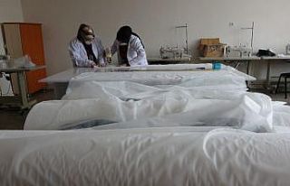 Gönüllü kadınlar maske üretimine başladı