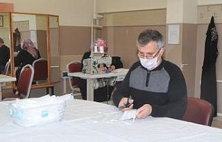 Gönüllü öğretmenler, okulda ürettikleri maskelerle...