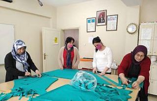 Gönüllü olarak maske ve ameliyat önlüğü dikiyorlar