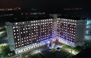 Gözetim altındaki öğrencilere, yağmur altında...