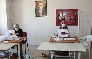 Gülnarlı kadınlar maske üretiyor