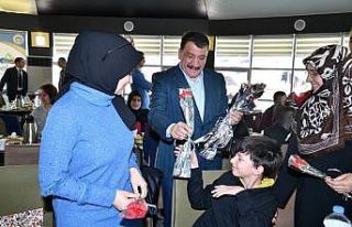 Gürkan’dan kadınlara karanfil